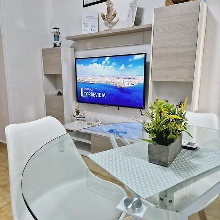 La Casa De Veronica - Serene Apartment With Shared Pool, Steps From The Beach Torrevieja Ngoại thất bức ảnh