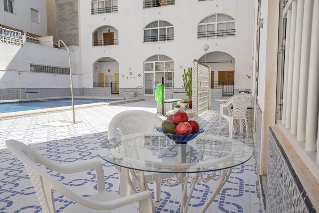 La Casa De Veronica - Serene Apartment With Shared Pool, Steps From The Beach Torrevieja Ngoại thất bức ảnh