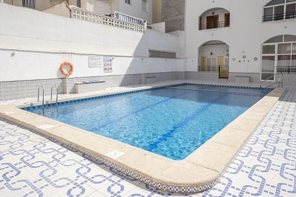 La Casa De Veronica - Serene Apartment With Shared Pool, Steps From The Beach Torrevieja Ngoại thất bức ảnh