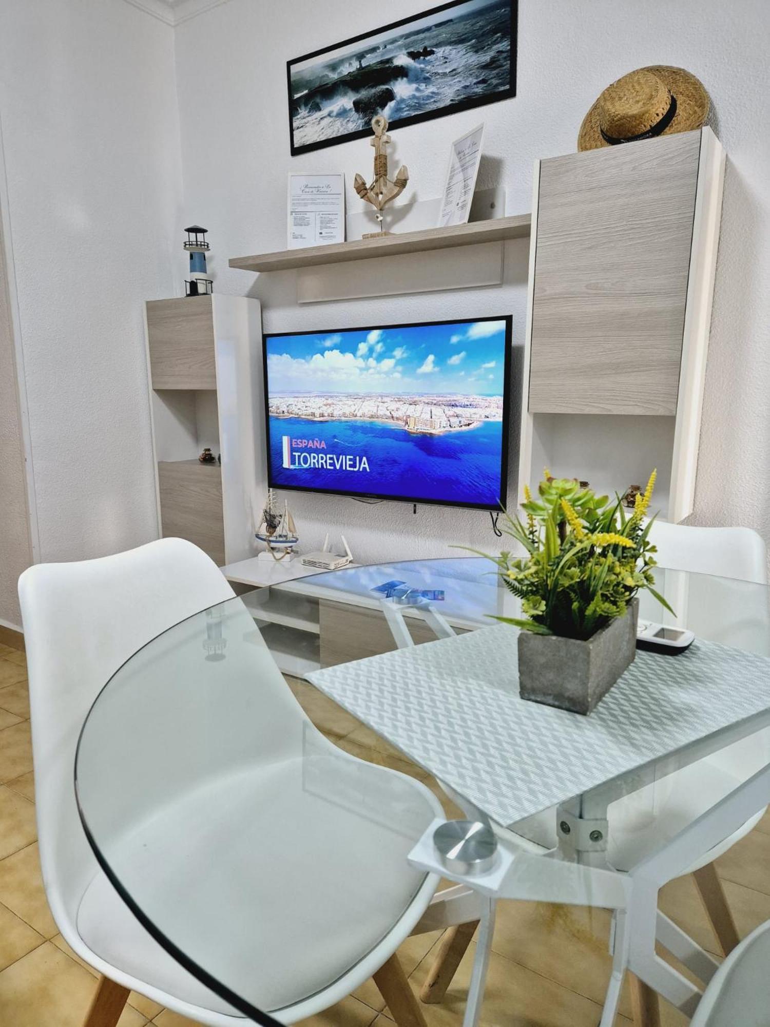 La Casa De Veronica - Serene Apartment With Shared Pool, Steps From The Beach Torrevieja Ngoại thất bức ảnh
