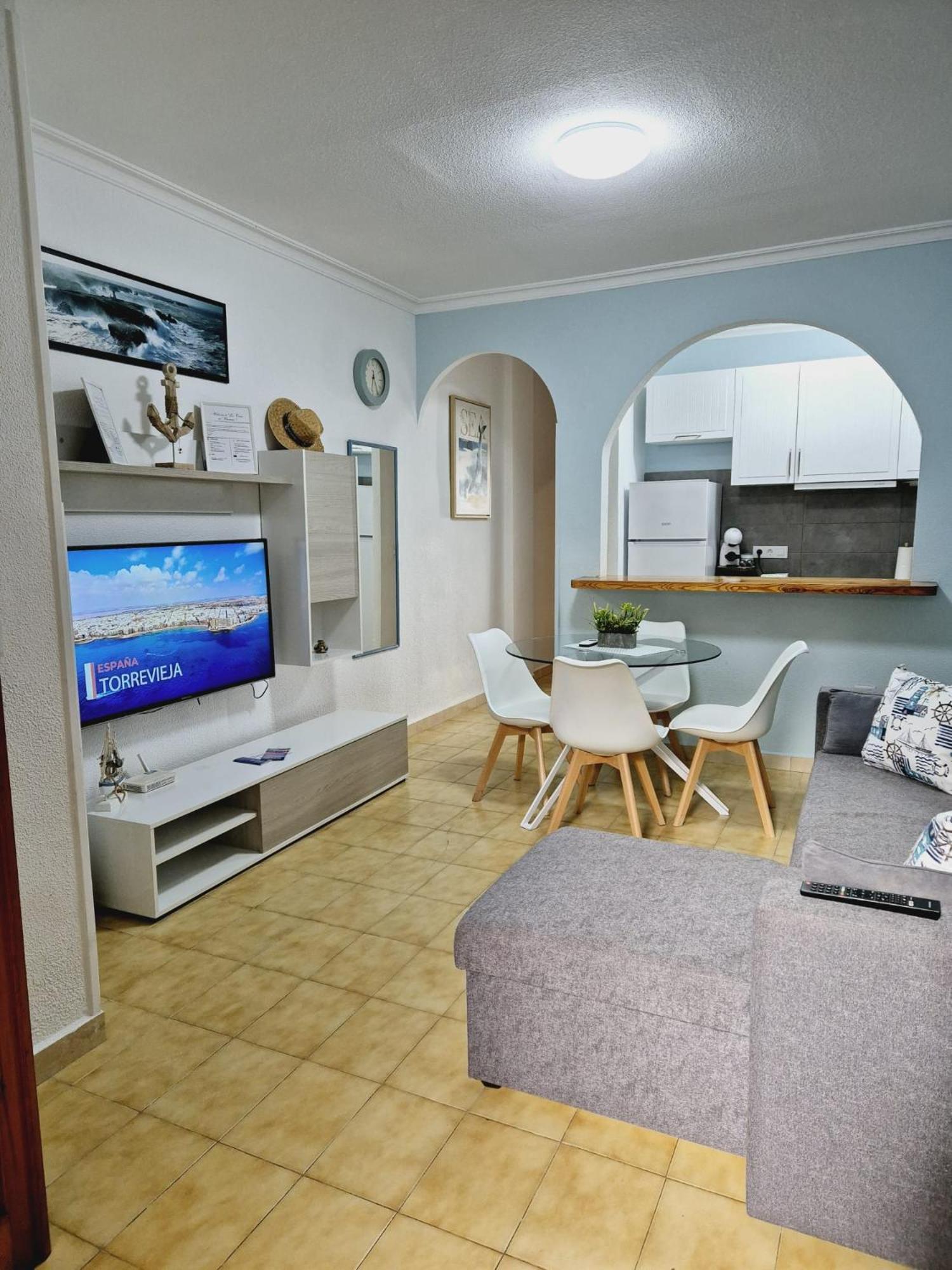 La Casa De Veronica - Serene Apartment With Shared Pool, Steps From The Beach Torrevieja Ngoại thất bức ảnh