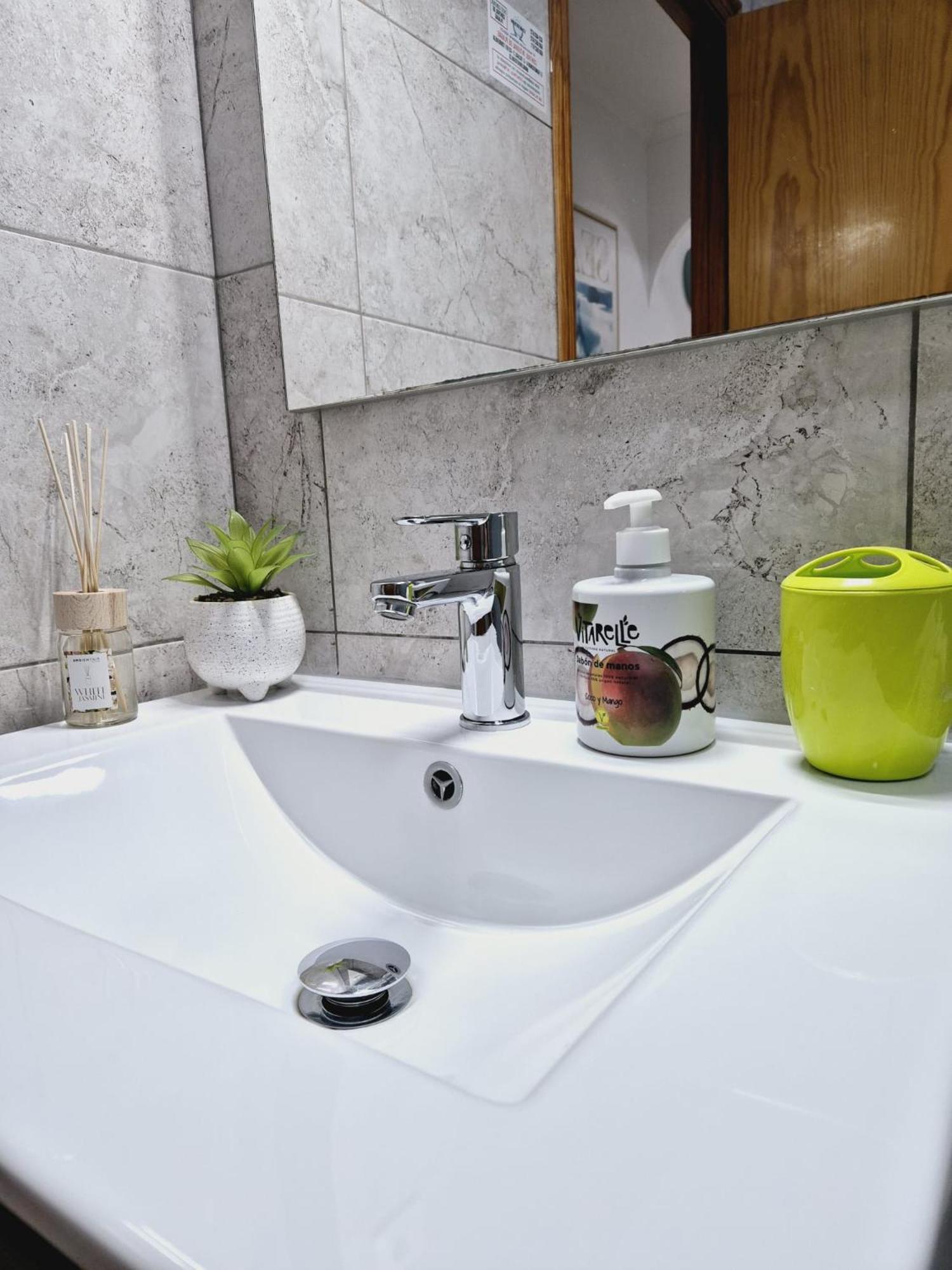 La Casa De Veronica - Serene Apartment With Shared Pool, Steps From The Beach Torrevieja Ngoại thất bức ảnh