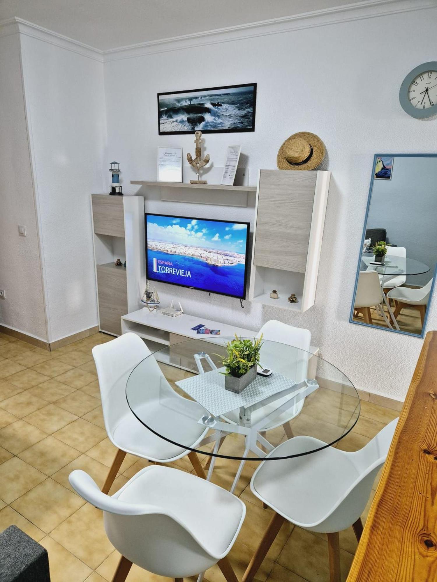 La Casa De Veronica - Serene Apartment With Shared Pool, Steps From The Beach Torrevieja Ngoại thất bức ảnh